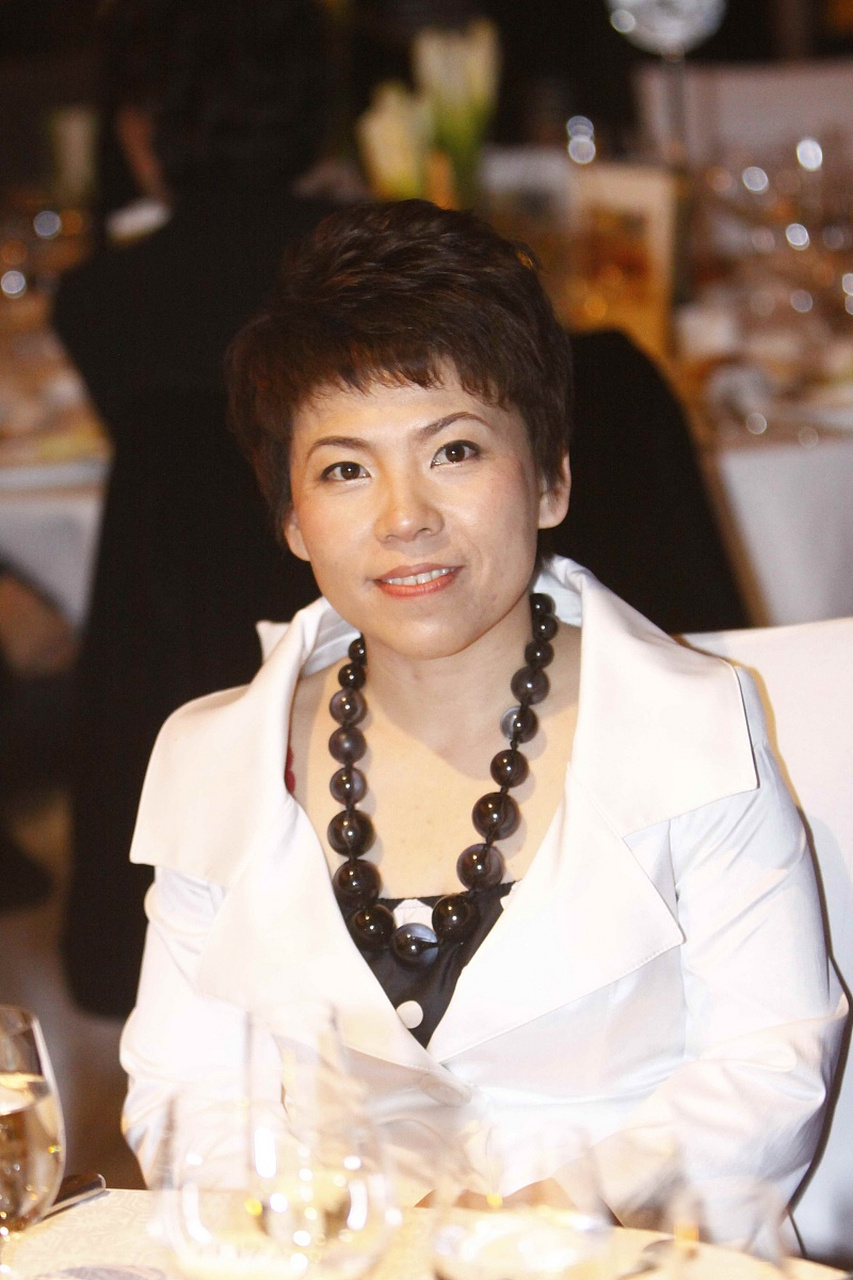 邓亚萍言辞引争议,解释遭质疑,网友不满  近日,邓亚萍突然因为其言辞