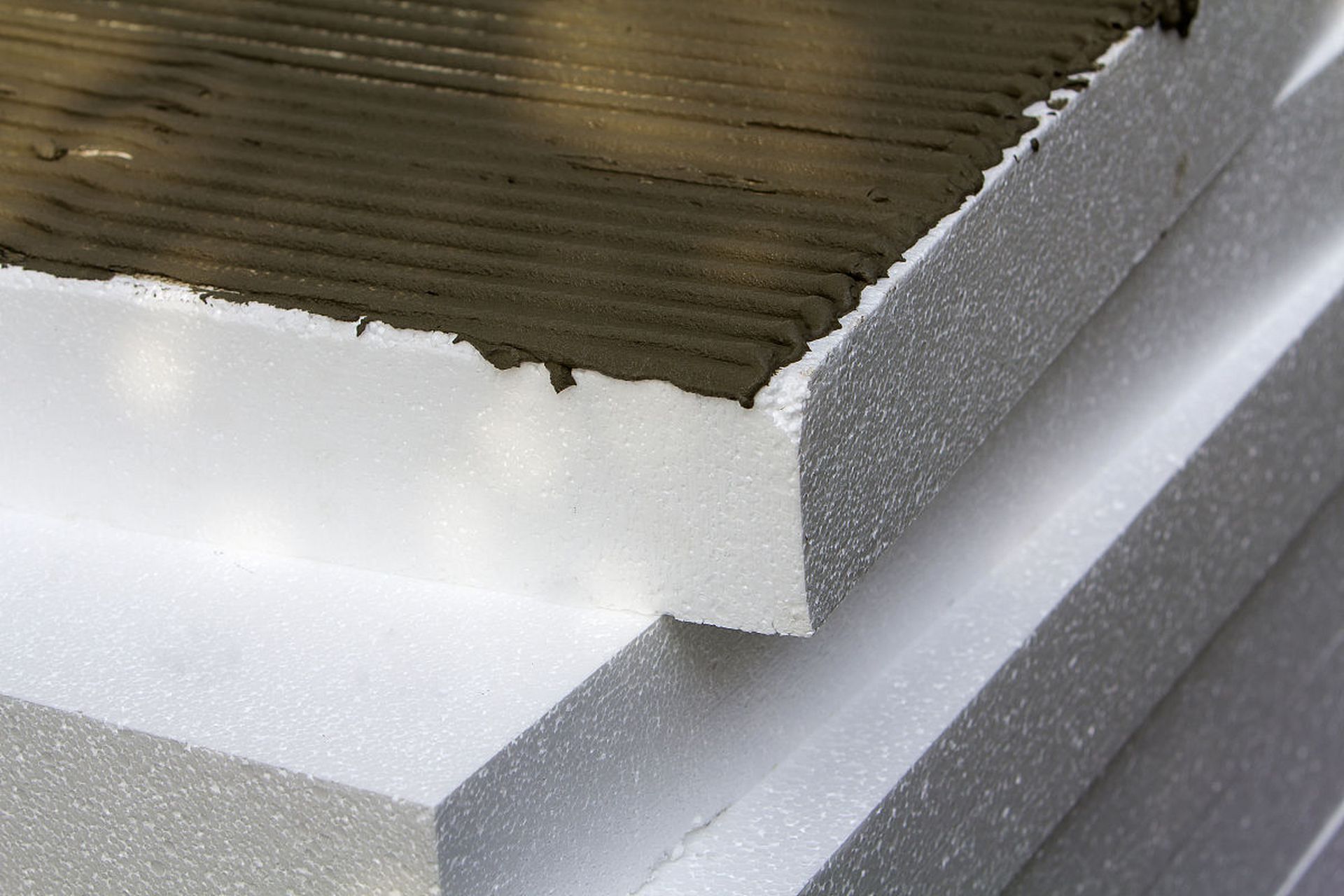 鲁丽板材是一种复合板材,由双层彩钢板与中间泡沫聚苯乙烯构成,具备