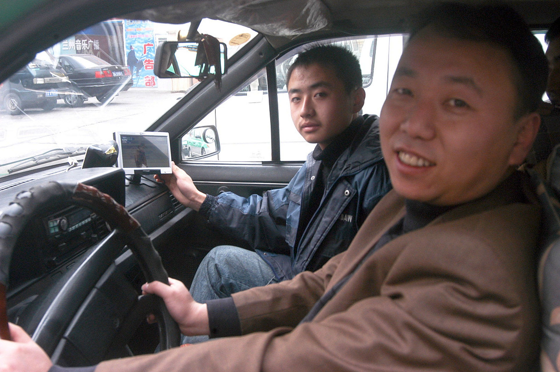 这起事件确实暴露了出租车行业在服务质量方面存在的问题.