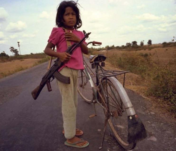 越南战争时期的女兵,眼神中充满仇恨,情报人员个个美丽