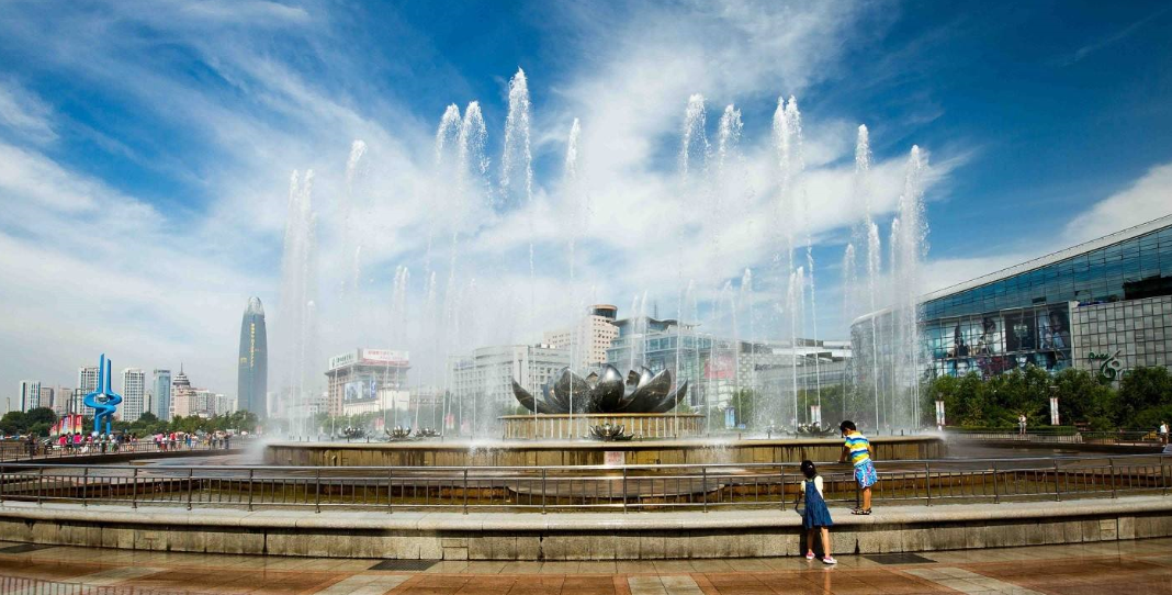 泉城广场:广场中心有一蓝色泉型雕塑,是济南地标性建筑