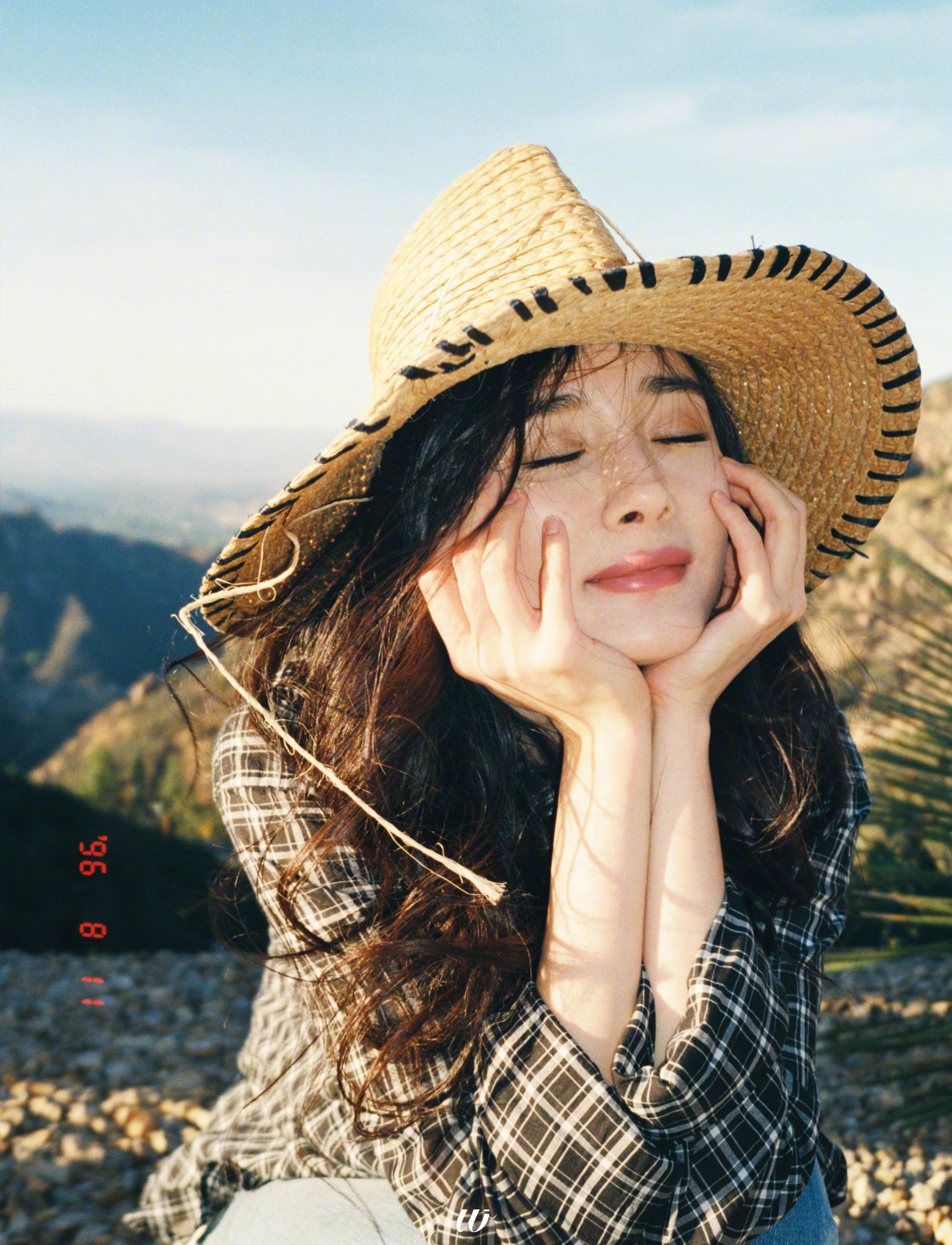杨幂清新写真曝光,休闲装草帽重回颜值巅峰!网友:鼻孔