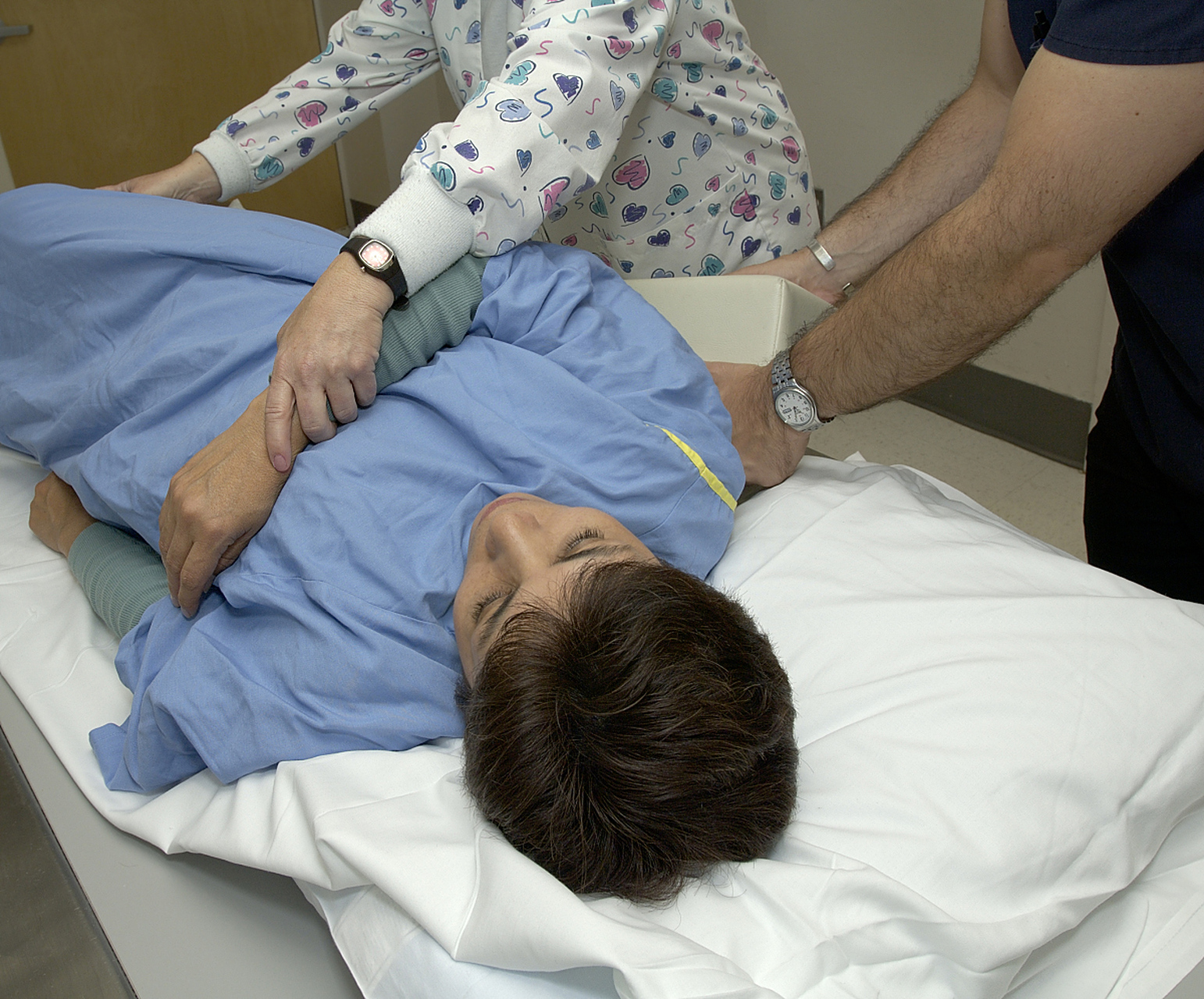 在家里的时候可以在床上进行左右翻身练习 #脑梗偏瘫正确康复训练