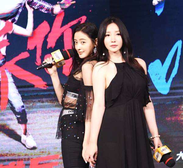 身高是硬伤,162cm柳岩和168cm张天爱背靠背,谁撒谎一清二楚