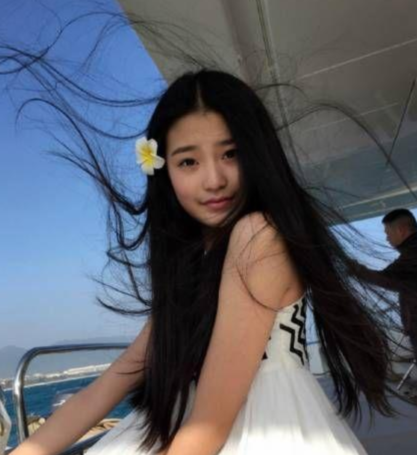 她9岁出道,10岁与胡歌合作,11岁与杨幂搭戏,而今17岁
