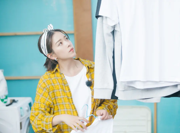 阚清子晒大佬坐姿,豪气姿势被赞够爷们,网友送上"阚阿姨"称号