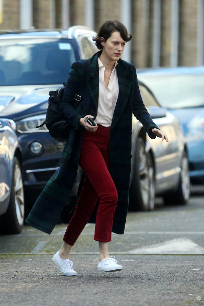 菲比·沃勒-布里奇内搭一件白色衬衫,搭配一条红色长裤,外搭一件深