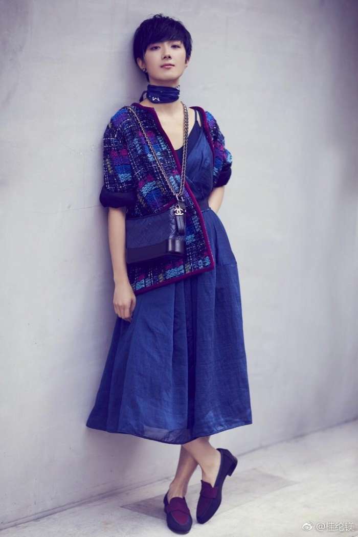 桂纶镁酷劲现身金马奖,不合脚的高跟鞋,看着就让人心疼