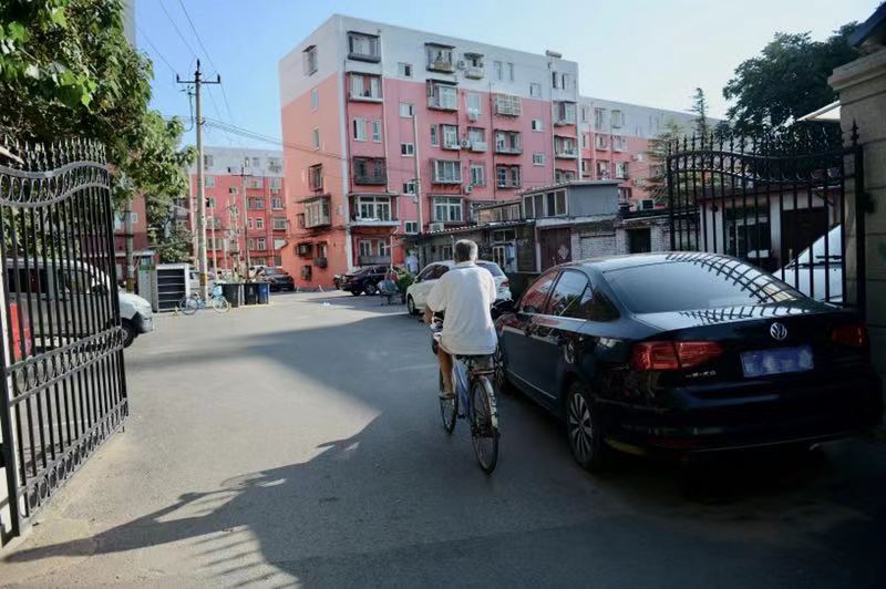 造甲街南里等老旧小区停车难:私设地锁,外来车占车位