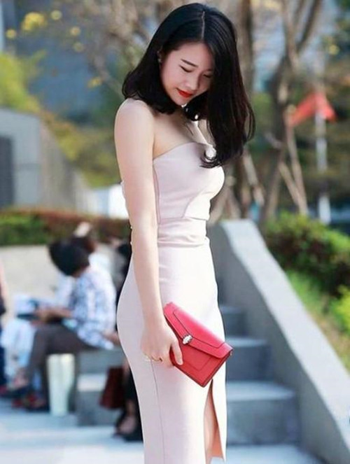 包臀裙美女,身材曲线饱满,低头瞬间显娇羞百媚.