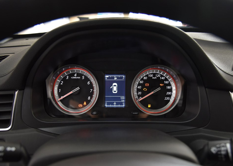 前排的空间设计挺不错的,整体空间很平整,坐起来很舒服