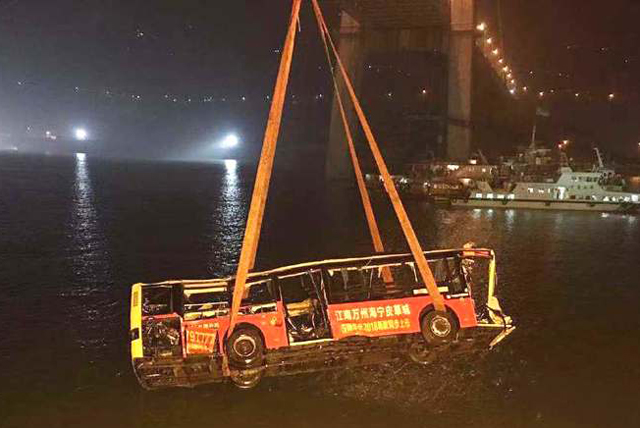 10月31日23时庆万州坠江公交车被打捞出水