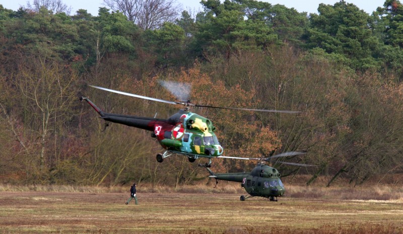 波兰空军和工兵联合清理河流冰冻 用古董直升机