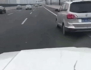 杭州机场高速上2跑车追逐狂飙!