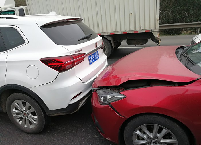 荣威rx5遭马自达昂克赛拉追尾,车主:国产车质量已超越合资车