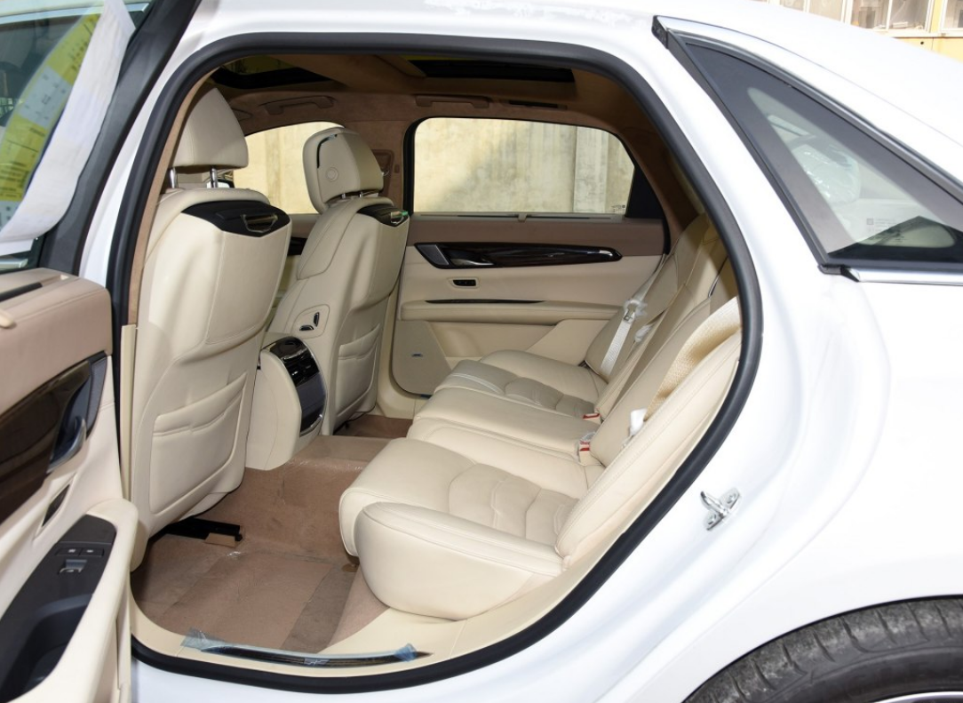 也很前卫,个人感觉此车的内饰设计体现出了居家的一面整体感觉很温馨