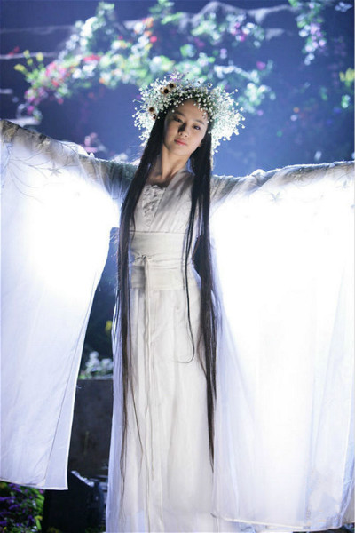 2,刘亦菲的白色古装宛若仙女,气质不食人间烟火,多看两眼都要醉了,不