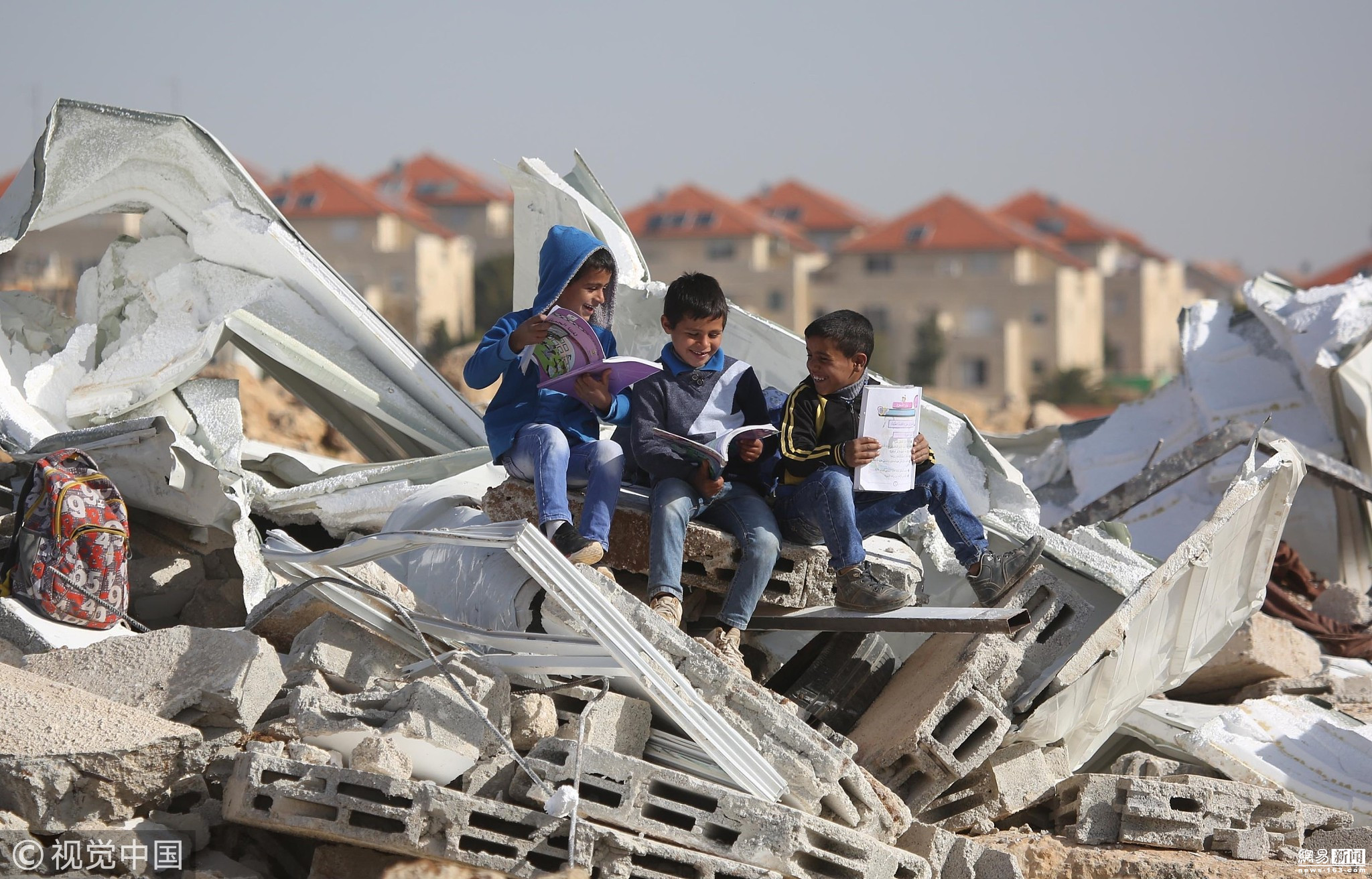 巴勒斯坦儿童刚吃上中国自热米饭,人道援助仓库便遭以军炸毁