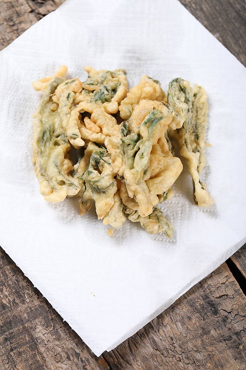 炸香椿是一道非常美味的传统小吃,以香椿为主要原料,经过炸制后口感