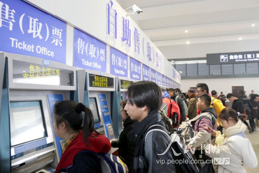 2018年12月23日,旅客在江蘇蘇州火車站售票大廳購買火車票.