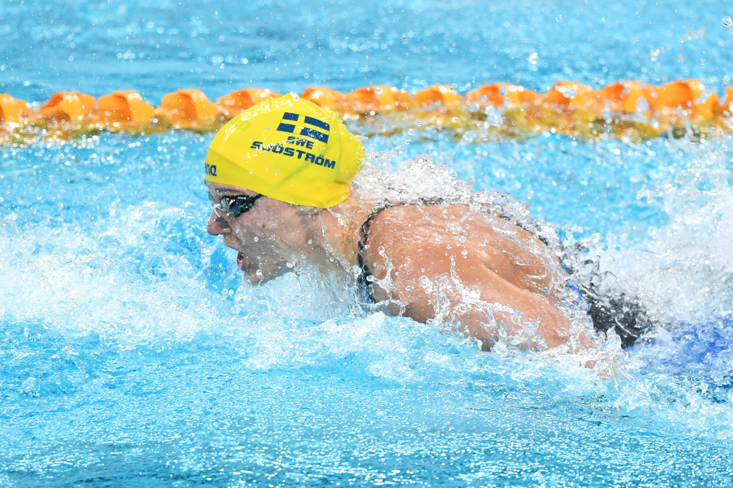游泳——短池世界杯北京站:瑞典选手获得女子100米蝶泳冠军