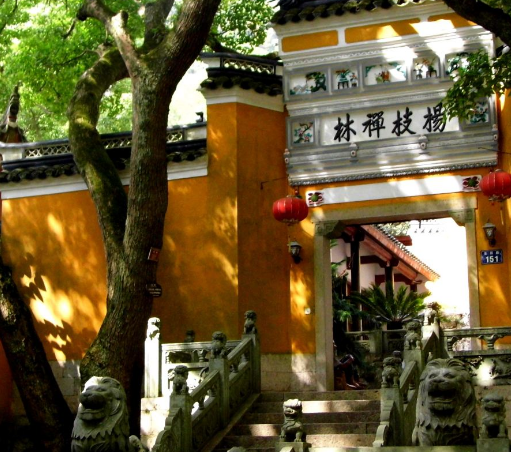 杨枝禅院就是人们常说的"杨枝庵",它就在法雨寺西侧后方,掩映在一片