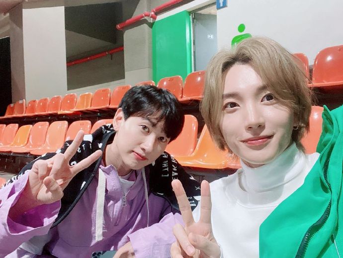 漂漂亮亮的两位帅哥 利特-银赫一同看bts演唱会