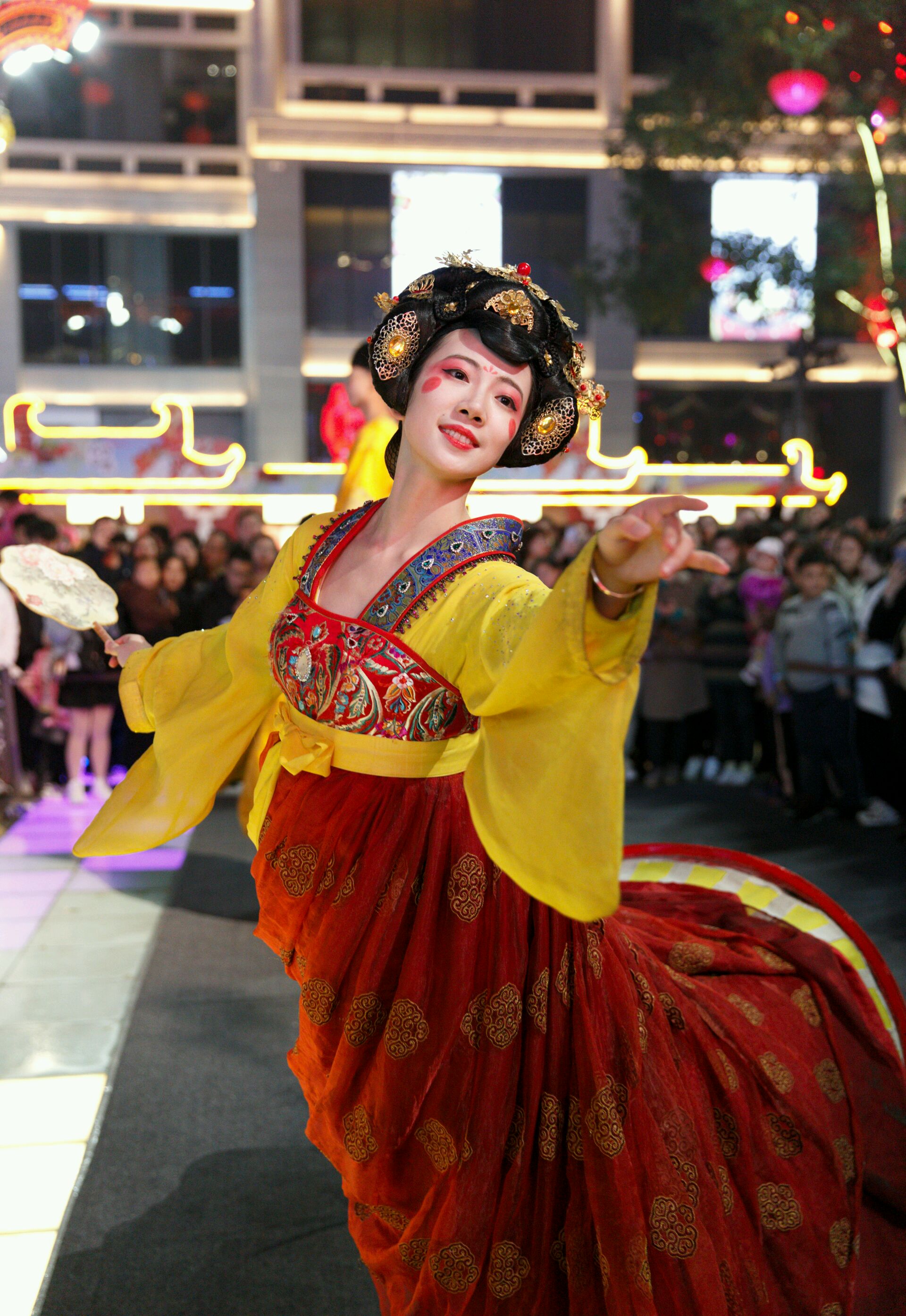 西安不夜城的皮卡晨不倒翁小姐姐绝美照,网友:比心小动作太醉人