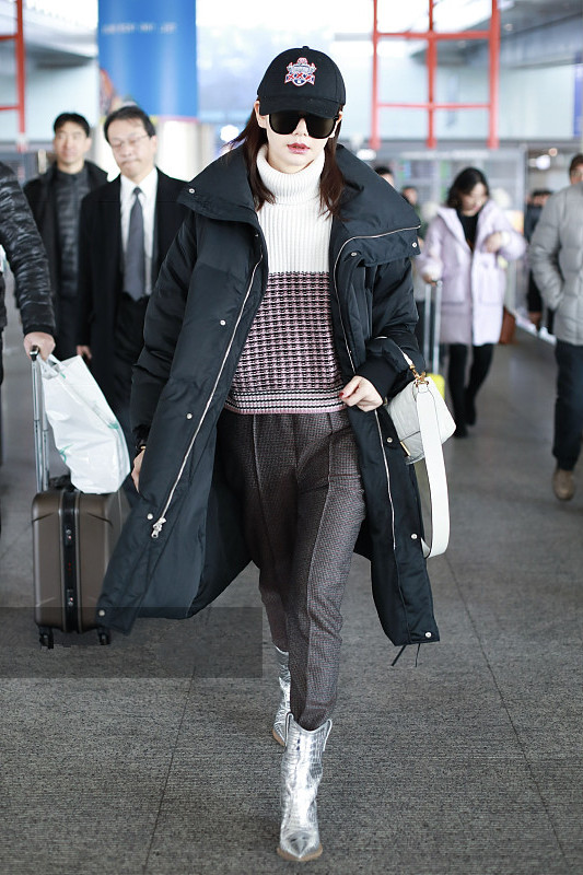 戚薇机场街拍.