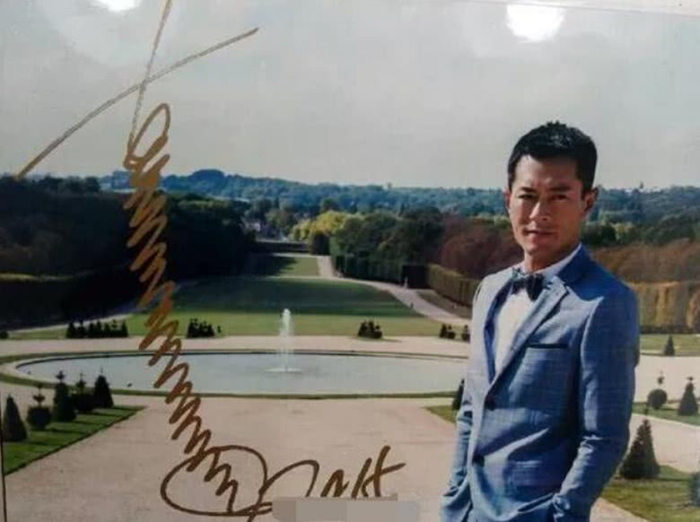 有一种签名叫吴亦凡的签名,仔细观察后,网友:怎么做到的?