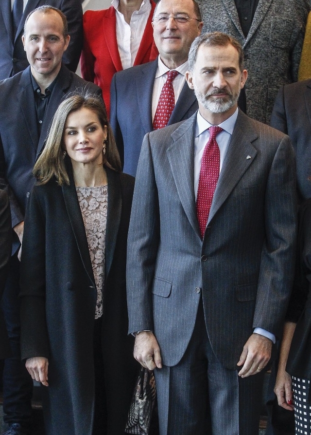 50岁西班牙国王携妻子狂秀恩爱 这个身高两米的国王有点帅气