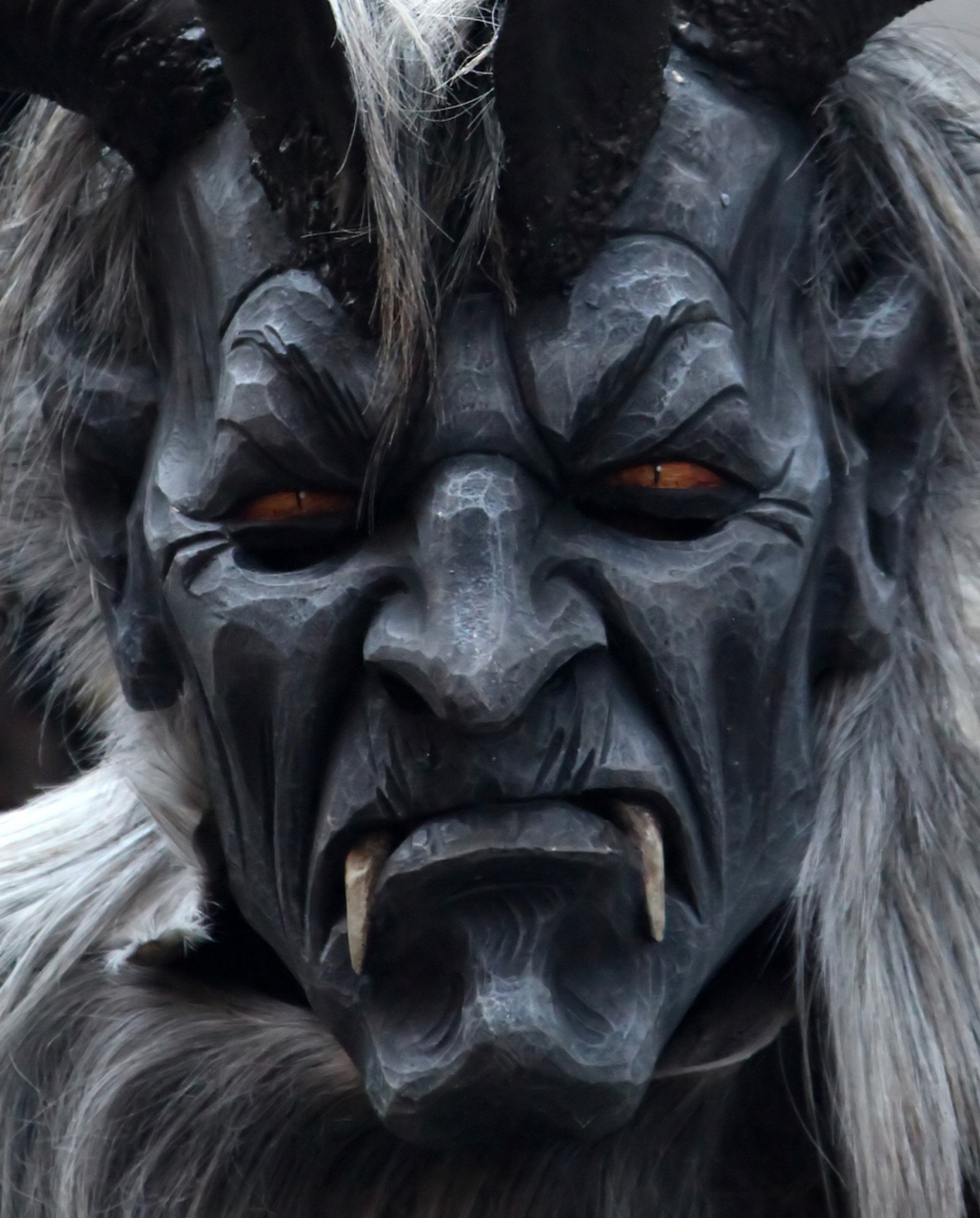 青面獠牙,形容人面貌及其凶恶.