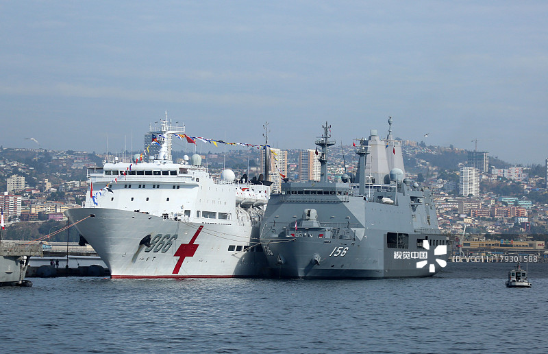 当地时间2018年11月30日,智利瓦尔帕莱索港,智利海军组织其受阅舰艇