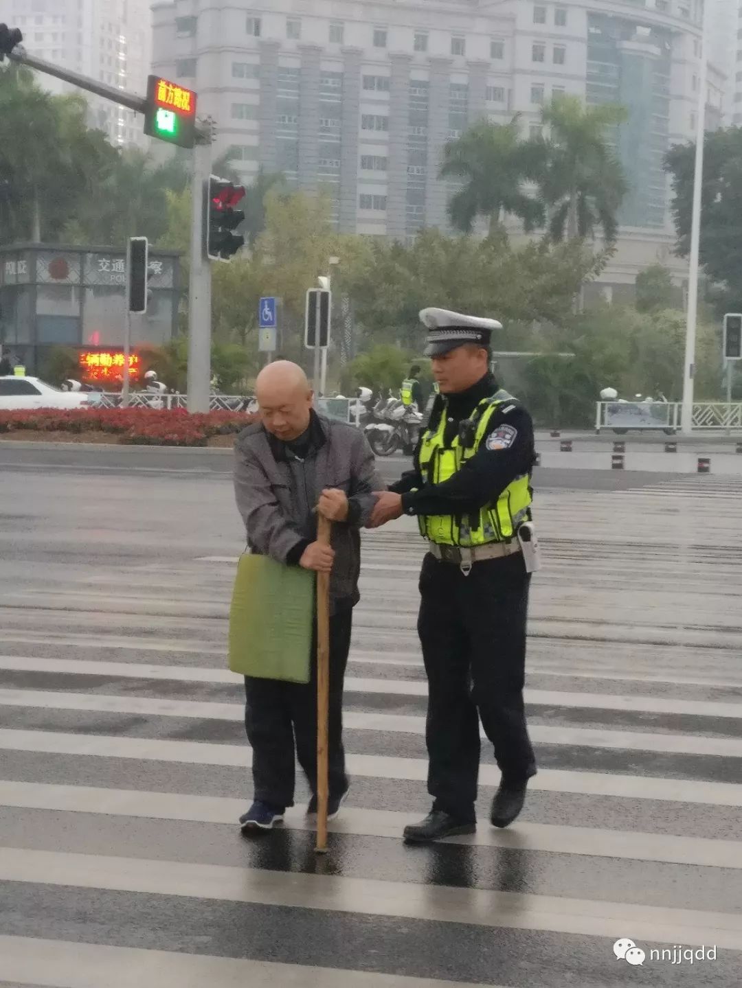 交警扶老人过马路图片图片