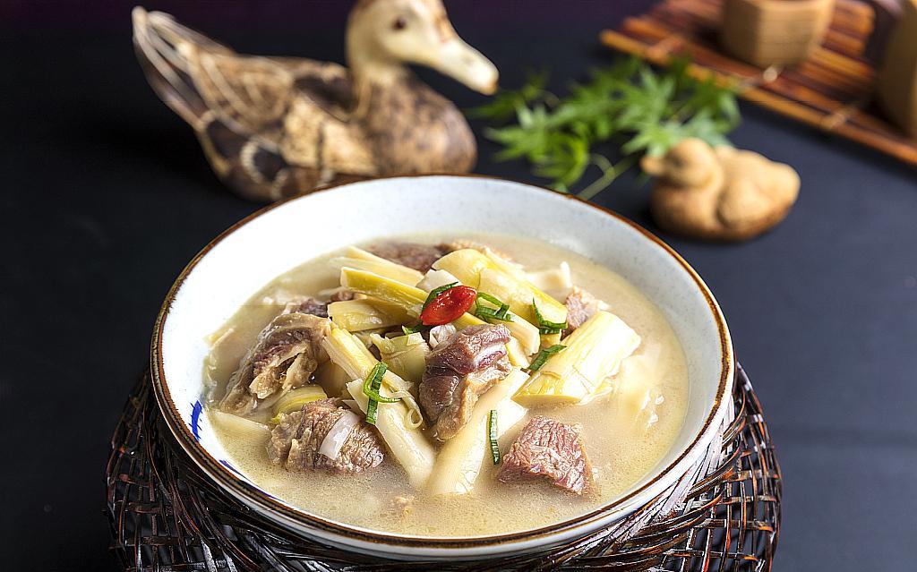 好吃的鸭肉汤,肉质滑嫩,富有弹性,入口有嚼劲鲜汁流入口中,更是让人