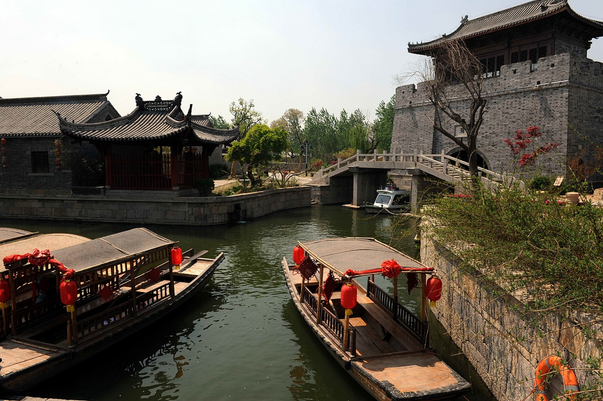 台儿庄古城 (aaaaa级景区) 简介:台儿庄古城是一座运河古城,象征着