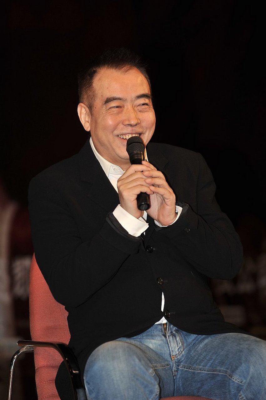 在北影节红毯的璀璨舞台后台,陈凯歌与他的儿子陈飞宇之间的关系成为