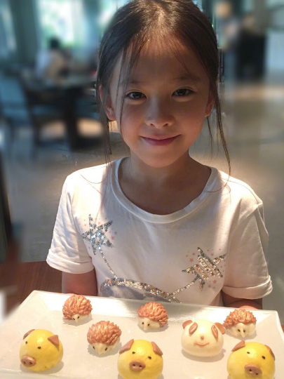 刘涛的女儿王紫嫣,竟然10岁了,颜值和妈妈有的一拼!