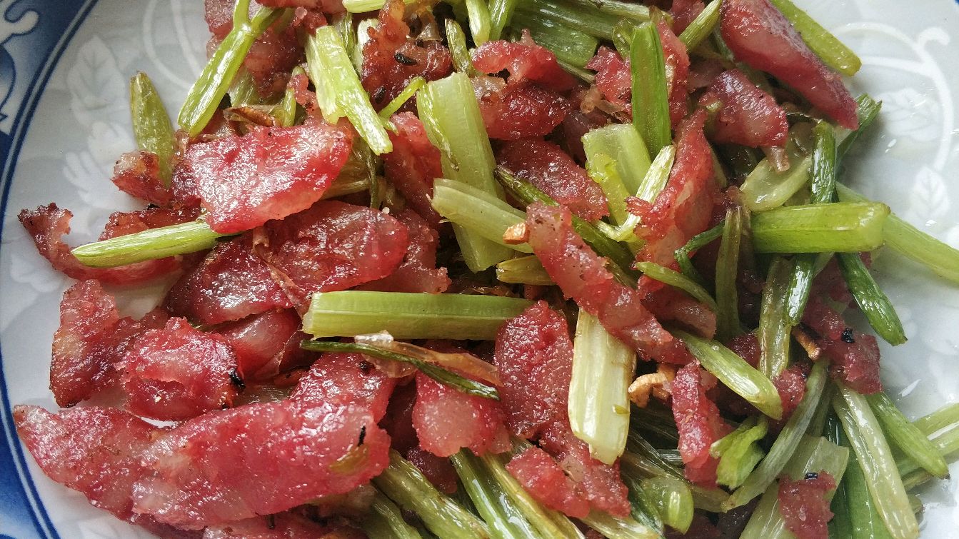 清脆爽口咸香开胃的腊肠炒芹菜就做好了