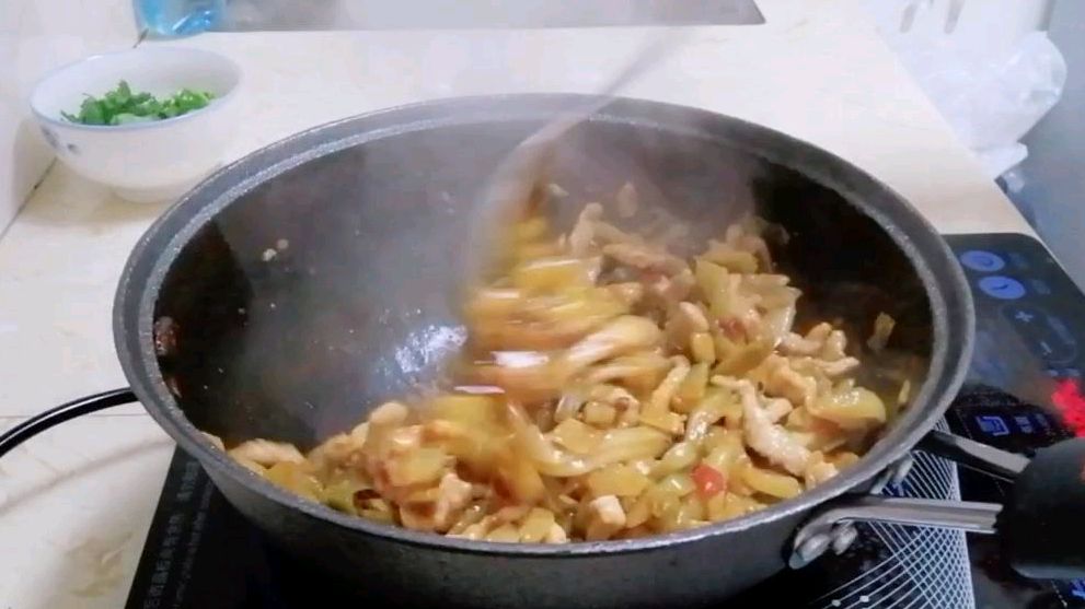 做一锅简单开胃榨菜肉丝臊子,可以吃好几天