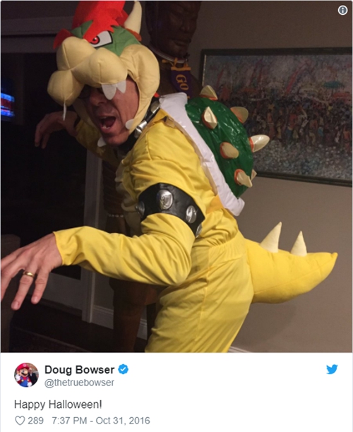 还有他在2016年万圣节发的一张穿着库巴的cos play照