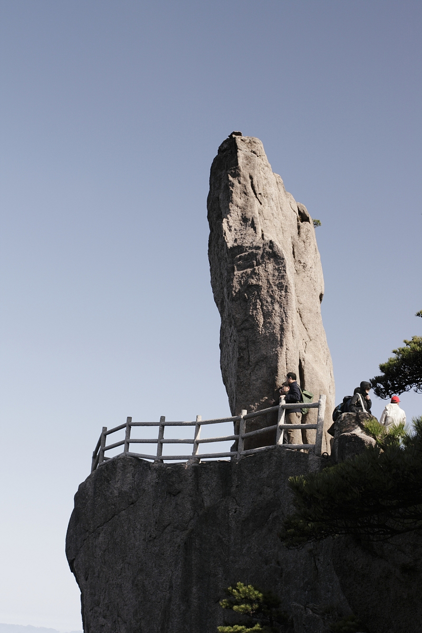 飞来石,位于安徽省黄山风景区平天矼的一块平坦岩石上,为自然风化生成