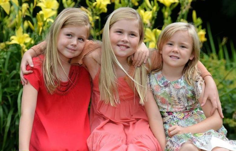 小公主靠在一起的画面,她们脸嘟嘟的,看起来非常可爱,特别是荷兰王室