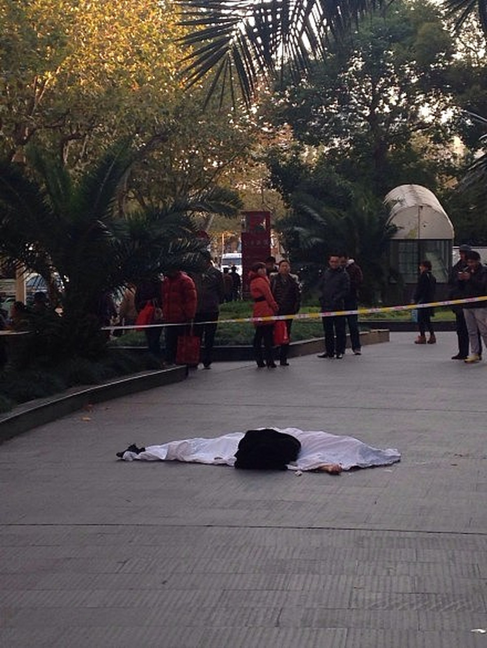 四川内江一名女子从4楼跳下,这样的悲剧让人痛心!