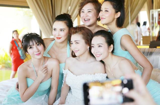 女星伴娘团服装,唐嫣粉色简单,张歆艺轻纱,看到贾玲我笑了