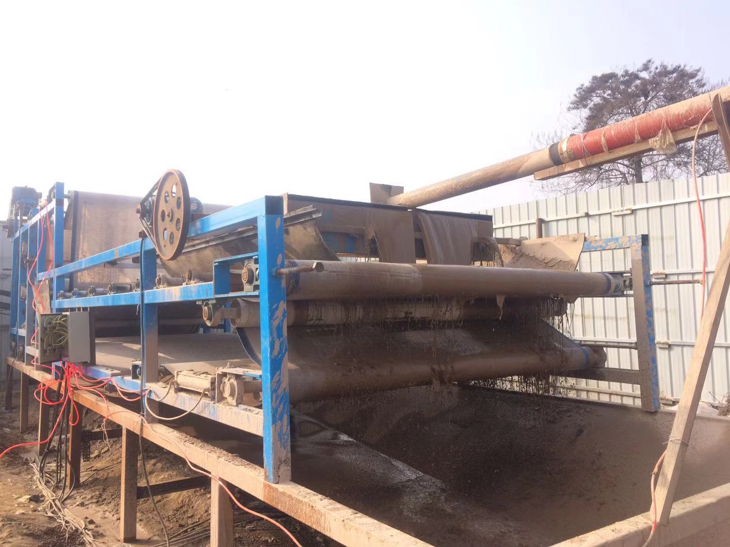 洗砂场使用的履带式压泥机