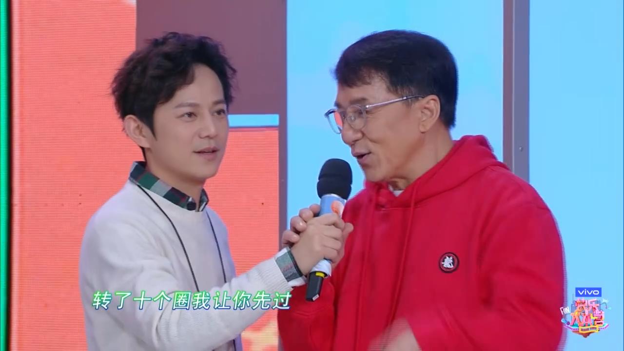 《快乐大本营》大象转尴尬一幕,何炅摔了个趔趄,成龙却稳操胜券