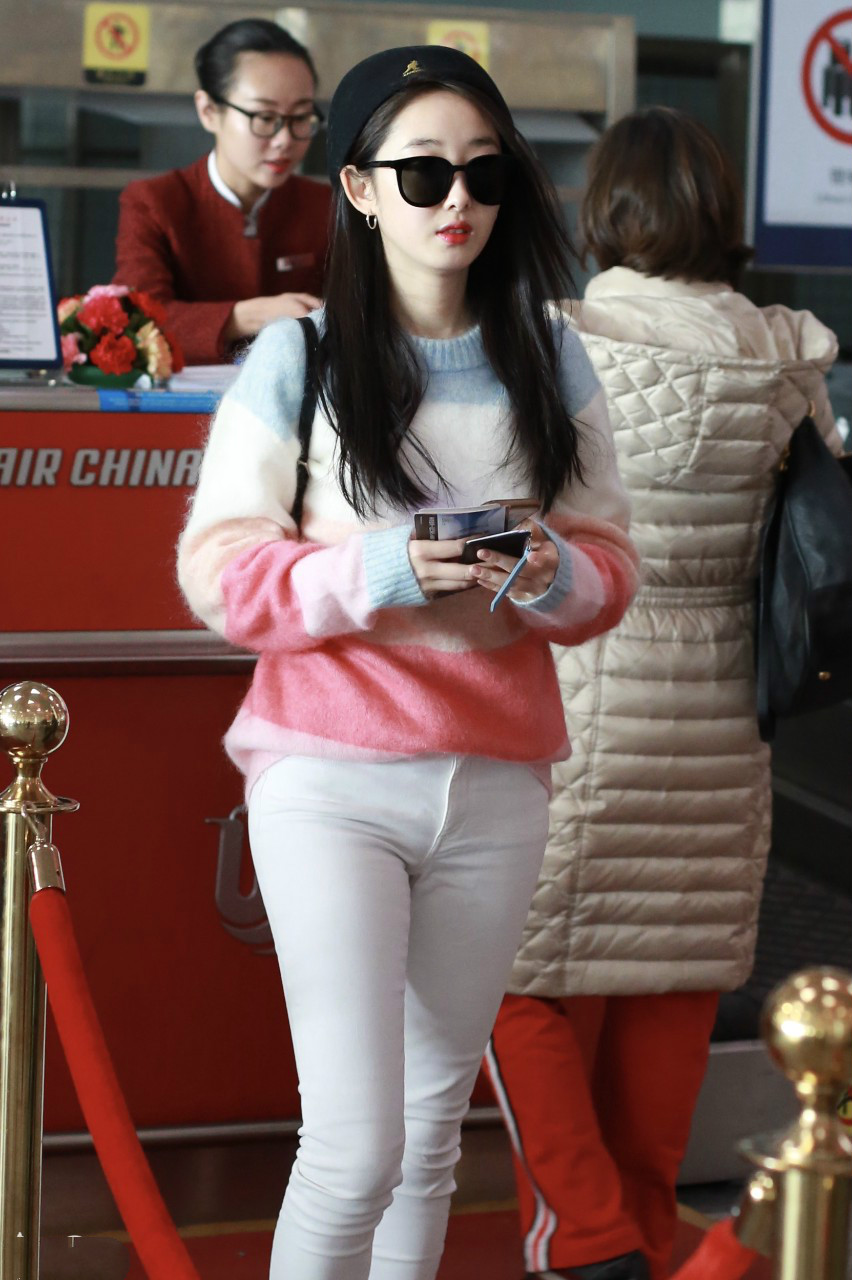 蒋梦婕戴墨镜穿拼色毛衣搭配白色裤子现身机场,皮肤白皙笑容灿烂