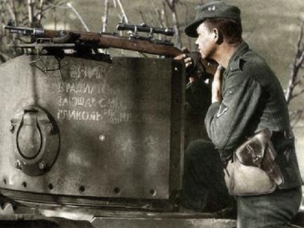 二战德军狙击手的至爱98k,加上8倍镜,换装重型枪管后?