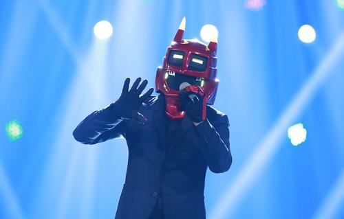 他是《蒙面唱将》最大牌的嘉宾,齐名歌神张学友,没人敢出言评价